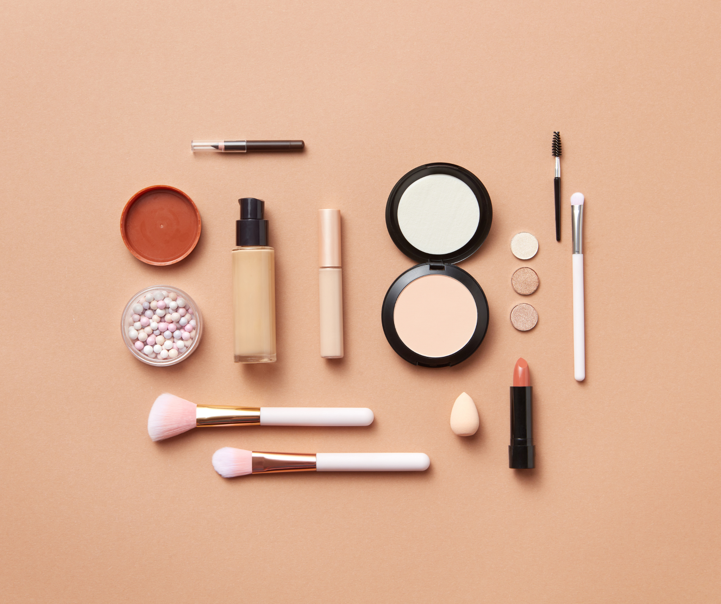 Guía para Crear tu Kit de Maquillaje Profesional con un Presupuesto Inteligente