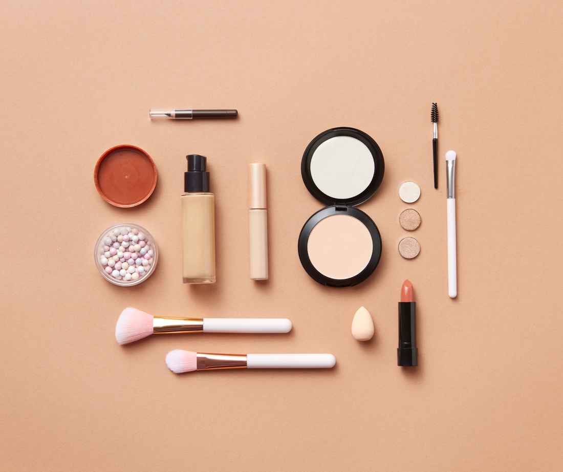 Guía para Crear tu Kit de Maquillaje Profesional con un Presupuesto Inteligente